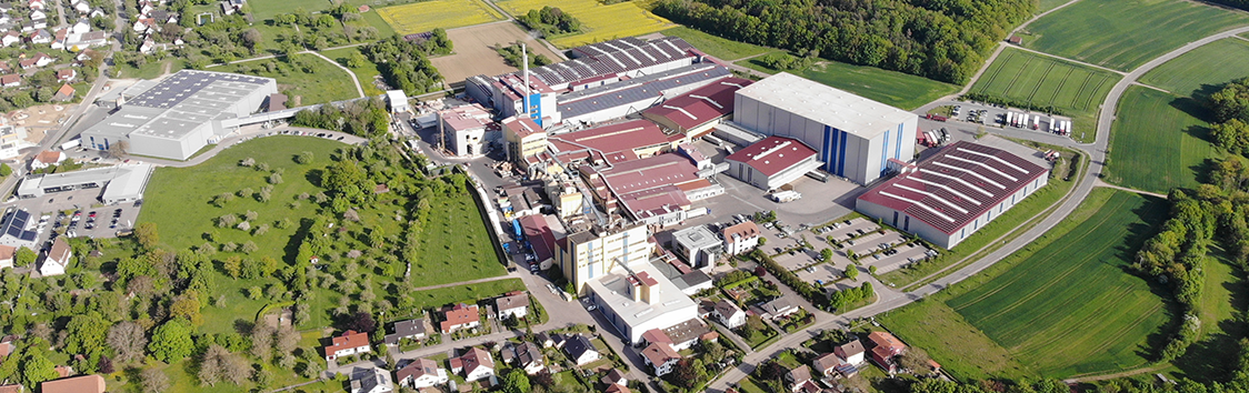 bosch Pet Food in Blaufelden from the air – sustainable production of dog food and cat food with modern production halls, storage areas and green surroundings.