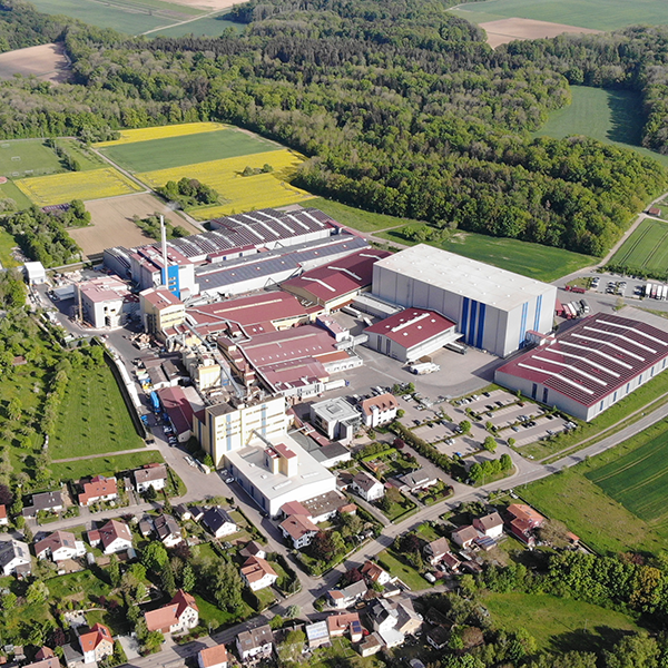 bosch Pet Food in Blaufelden from the air – sustainable production of dog food and cat food with modern production halls, storage areas and green surroundings.